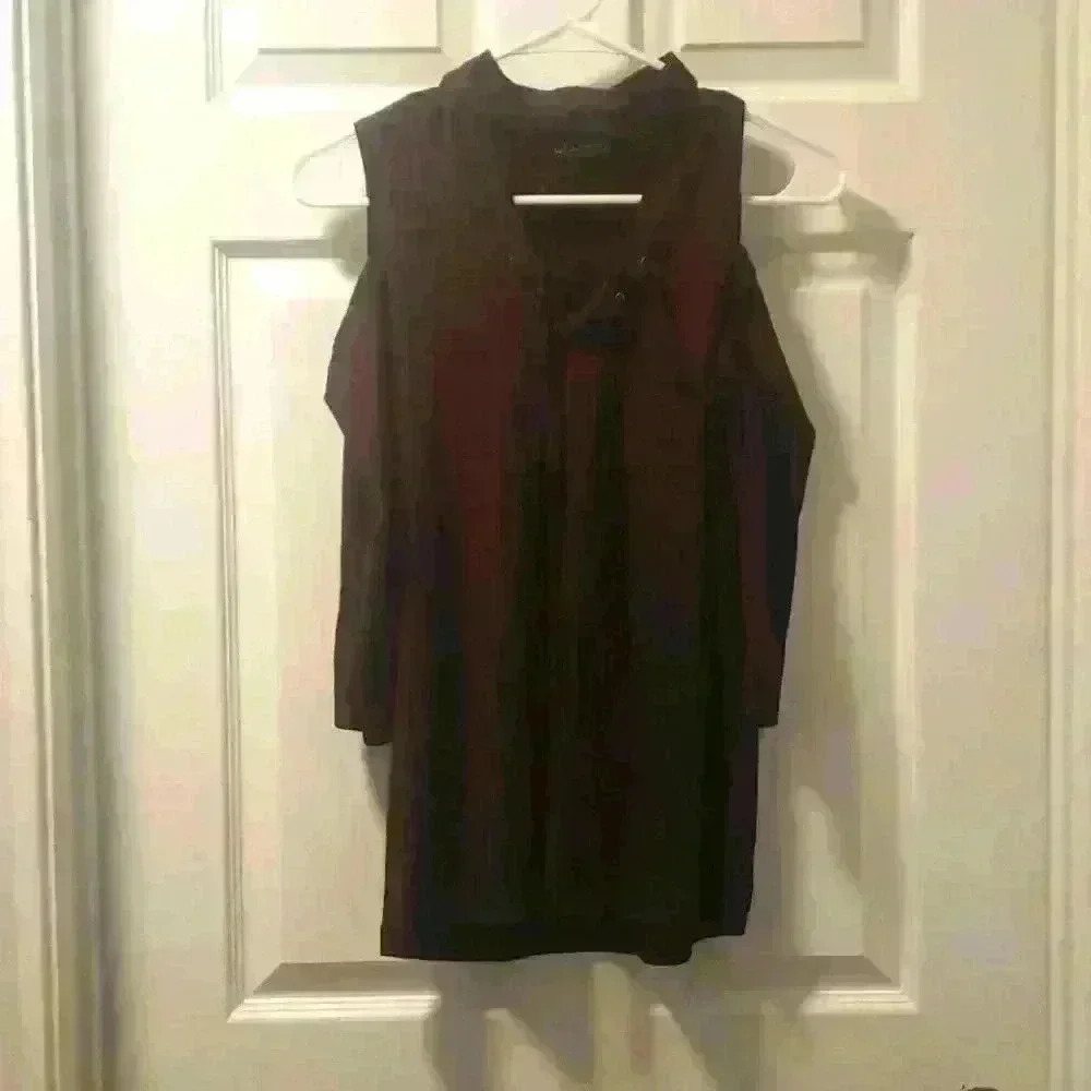 3/4 sleeve,  cold shoulder top with collar around neck.  Sz lg. J for justify.